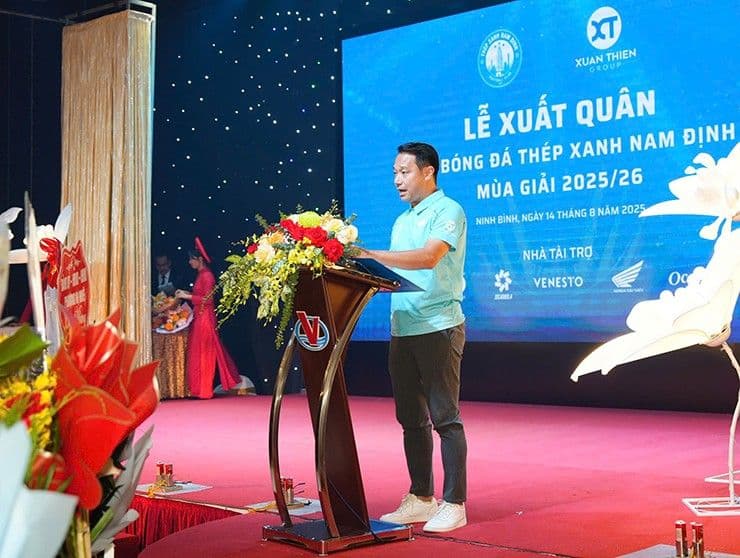 HLV Vũ Hồng Việt phát biểu tại lễ xuất quân của CLB Nam Định, nhấn mạnh mục tiêu và tham vọng của đội bóng.