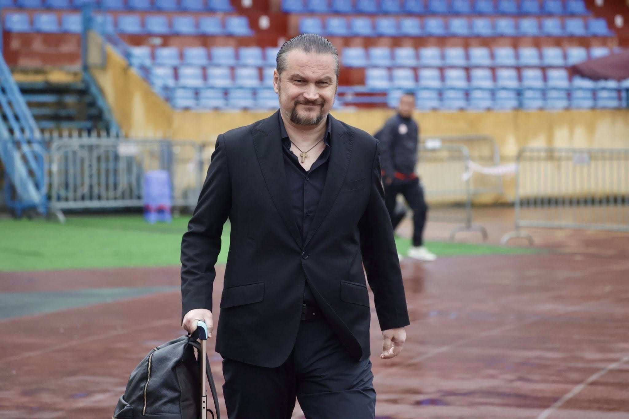 HLV Velizar Popov của Thể Công Viettel, người dẫn dắt đội bóng với chiến thuật sắc bén.