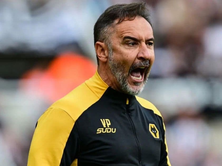 HLV Vitor Pereira của Wolves đối mặt áp lực lớn, thể hiện sự căng thẳng trên sân.