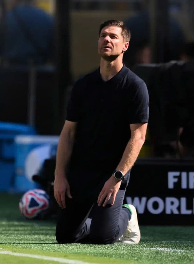 HLV Xabi Alonso của Real Madrid quỳ gối bất lực bên đường biên.