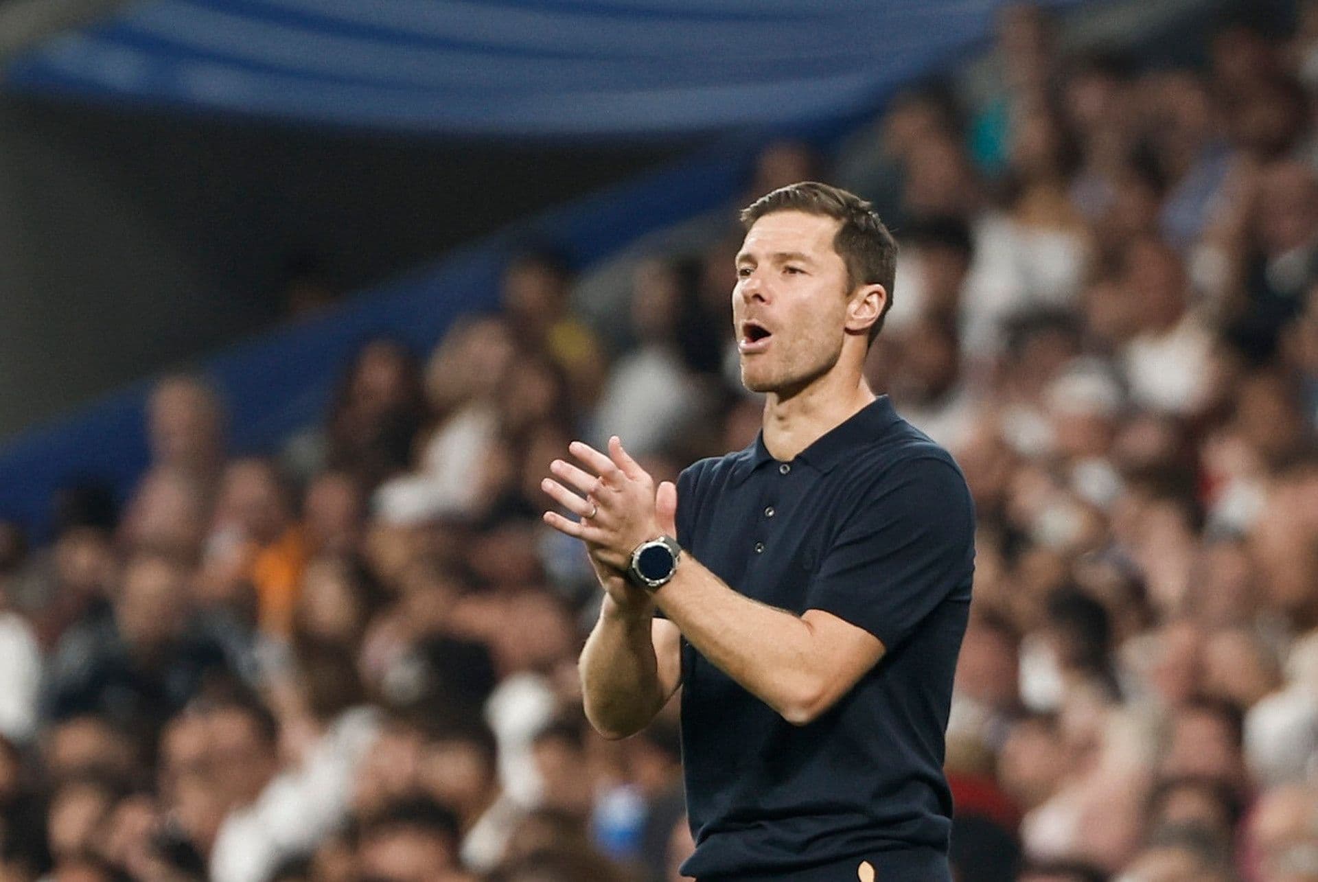 HLV Xabi Alonso chỉ đạo sát sao từ đường biên, thể hiện tài thao lược giúp Real Madrid giành chiến thắng.