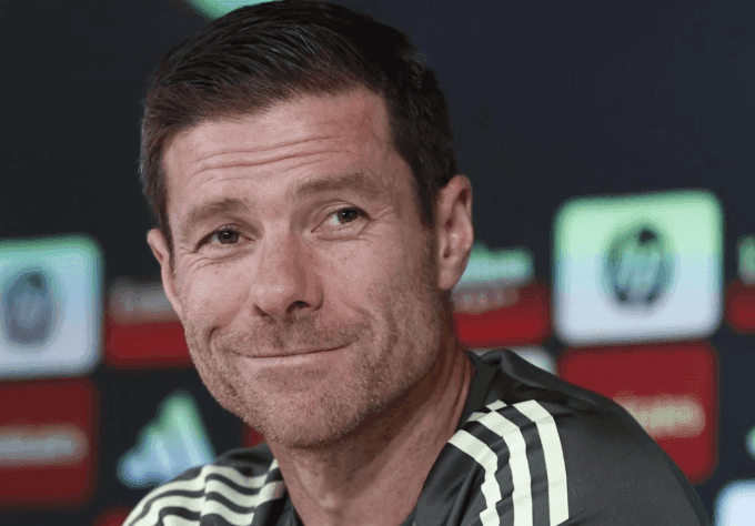 HLV Xabi Alonso trong buổi họp báo trước trận đấu quan trọng của Real Madrid.