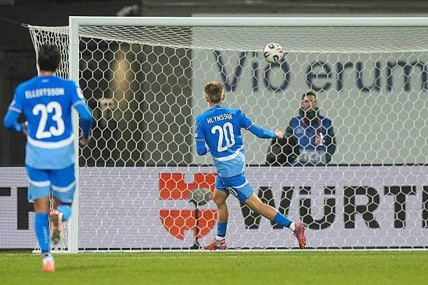 Hlynsson của Iceland ghi bàn dễ dàng sau sai lầm phòng ngự của Pháp