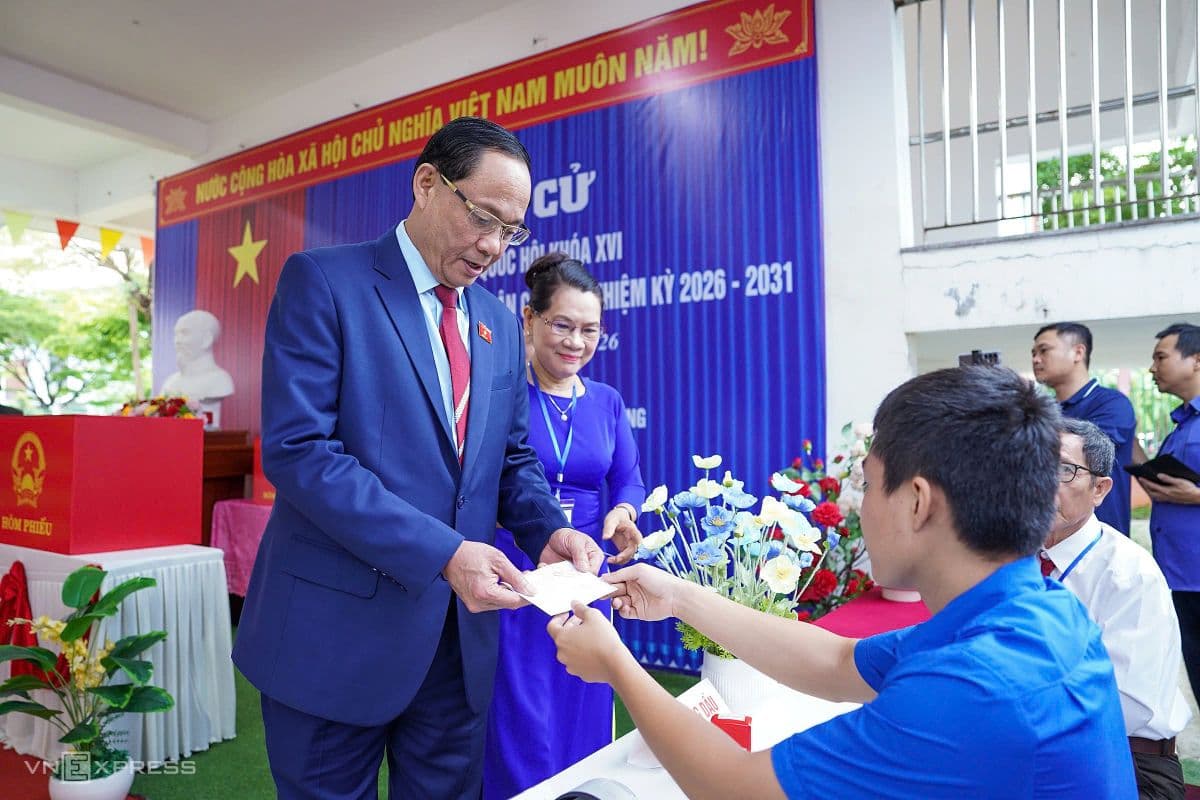 Hòm phiếu được niêm phong cẩn thận sau khi kết thúc bỏ phiếu, đảm bảo tính minh bạch của cuộc bầu cử.