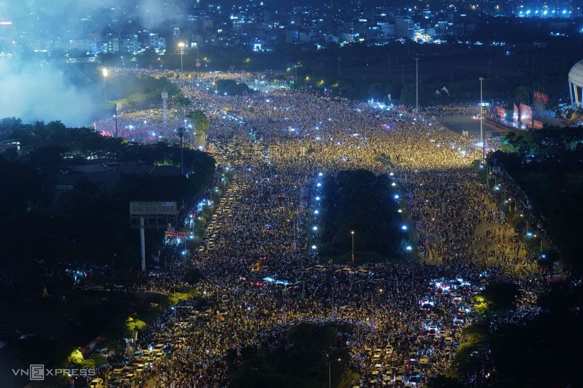 Hàng chục nghìn người dân tập trung đông đúc chờ đón màn trình diễn pháo hoa đêm Quốc khánh.