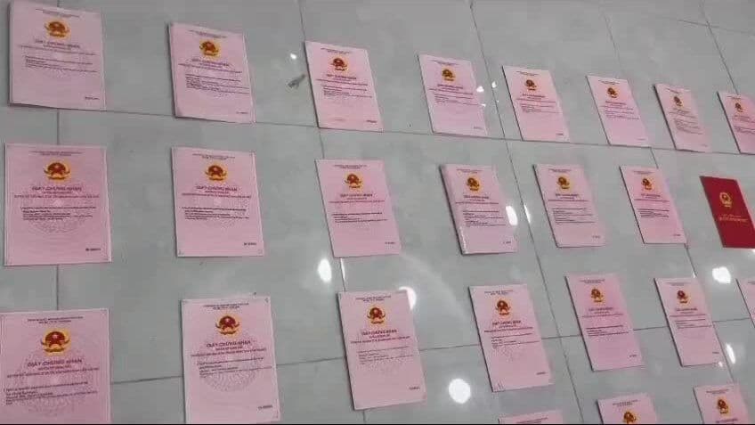 Hàng chục sổ đỏ được cảnh sát thu giữ tại căn hộ của Ngân 98, minh chứng cho khối tài sản bất chính.