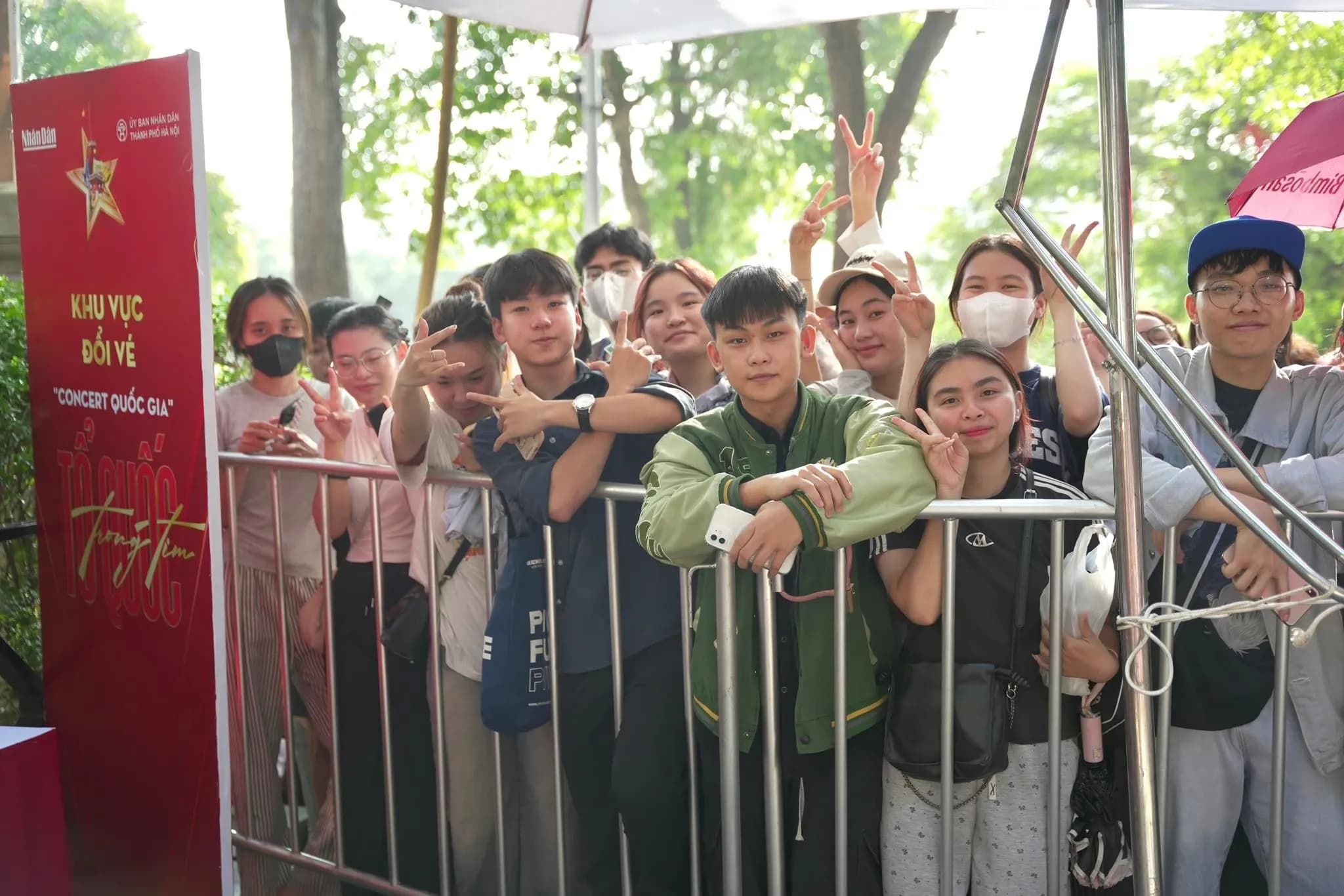 Hàng dài người hâm mộ xếp hàng đổi vé đêm nhạc 'Tổ Quốc Trong Tim' tại Hà Nội.