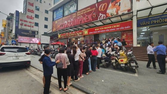 Hàng dài người xếp hàng bên ngoài cửa hàng vàng Bảo Tín Minh Châu, cho thấy nhu cầu cao và tâm lý thị trường đối với thương hiệu này.