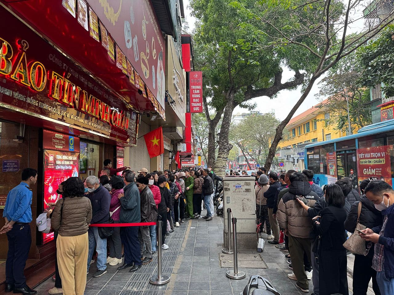 Hàng dài người xếp hàng chờ mua vàng tại Bảo Tín Minh Châu giữa biến động giá thị trường.