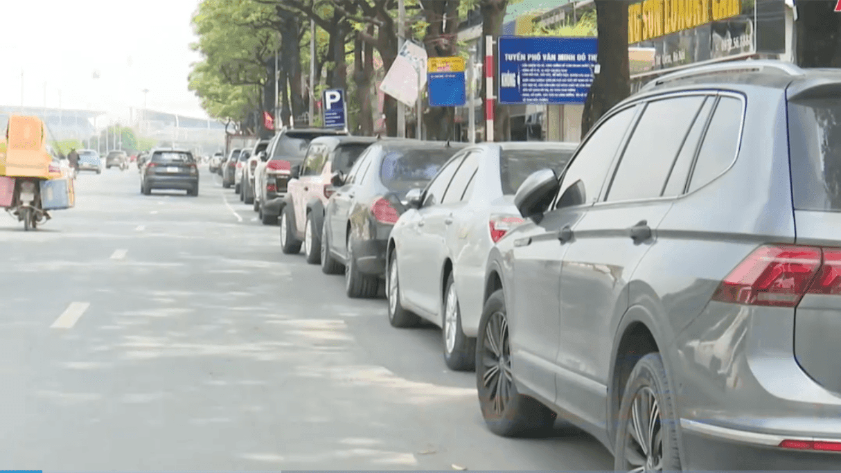 Hàng dài ô tô đỗ trái phép trên vỉa hè và lòng đường, gây cản trở giao thông và mất mỹ quan đô thị tại Việt Nam.