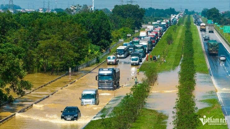 Hàng dài xe cộ mắc kẹt trên cao tốc Hà Nội - Thái Nguyên bị ngập sâu sau mưa lũ.