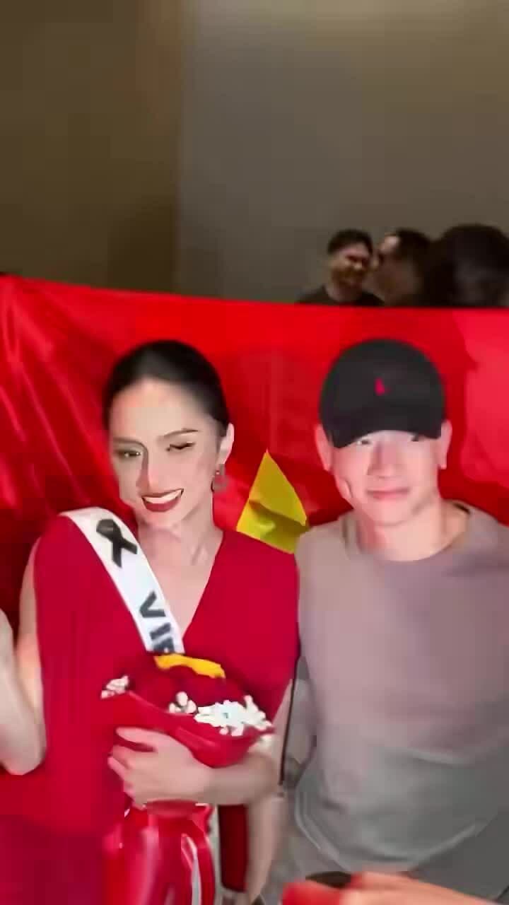 Hương Giang cùng bạn trai Nguyễn Phú Cường với lá cờ Việt Nam, thể hiện tinh thần dân tộc trên sân khấu Miss Grand All Stars.
