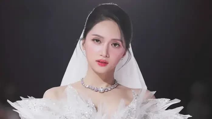 Hương Giang trình diễn thời trang trong một sự kiện, thể hiện hành trình nghệ thuật và nhan sắc của cô.