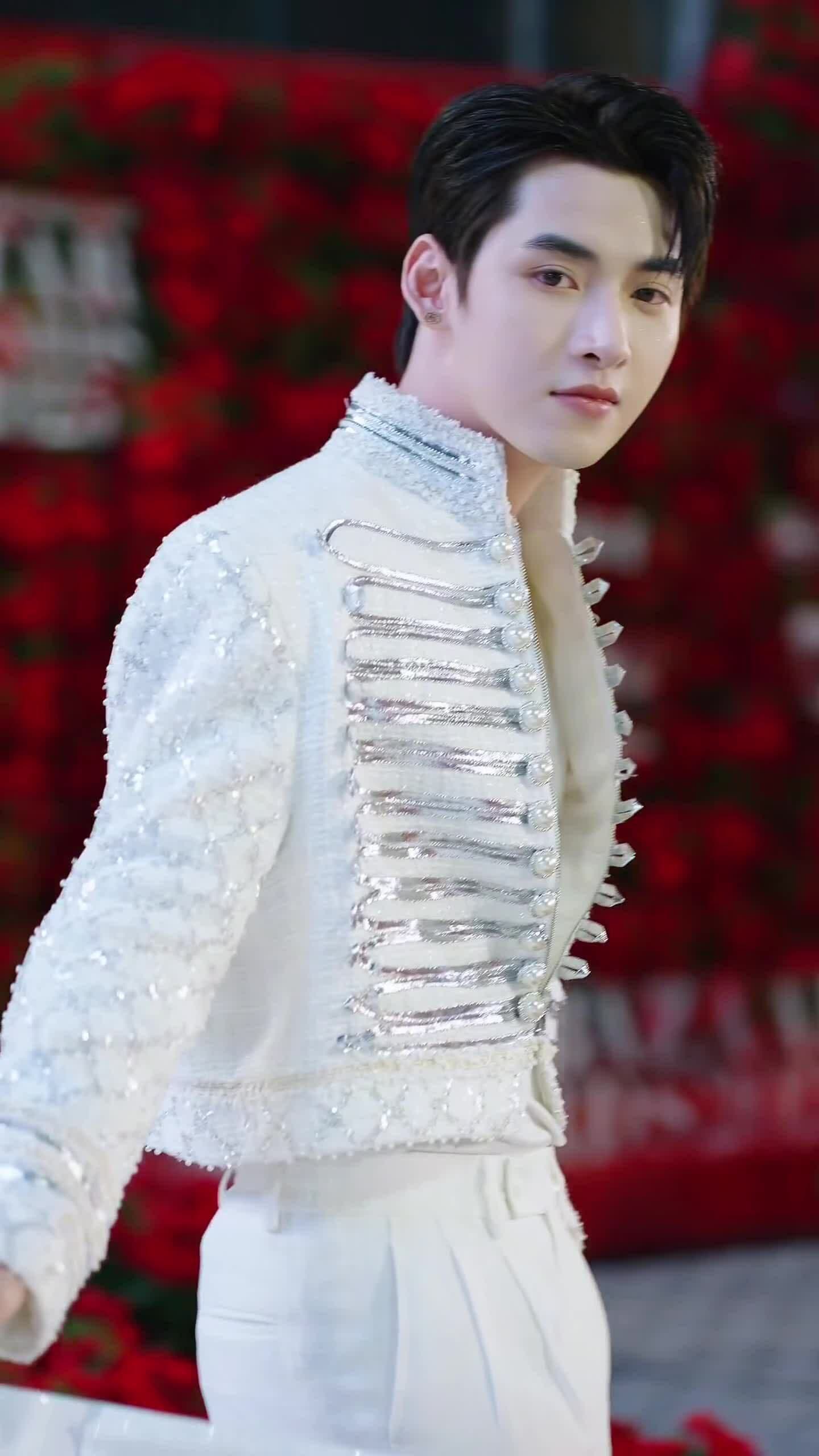 Hùng Huỳnh trong trang phục biểu diễn lấp lánh, thể hiện phong thái tự tin trên sân khấu 'Anh Trai Say Hi'.