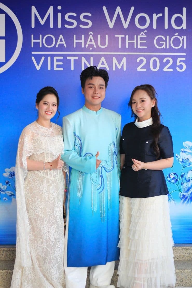 Hồng Loan và Võ Thùy Dung tại một sự kiện, những người thân của Vũ Linh đối mặt với thách thức định danh nghệ sĩ.