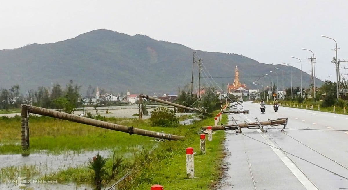 Hàng loạt cột điện bị đổ rạp sau cơn lốc xoáy ở Ninh Bình, gây tê liệt hệ thống điện và giao thông.