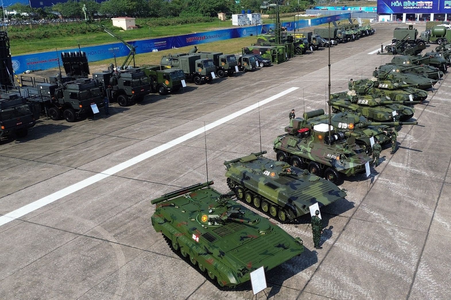 Hàng loạt phương tiện quân sự, tượng trưng cho các điều chỉnh mới về an ninh quốc phòng.
