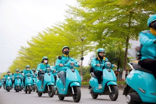 Hàng loạt xe máy điện Xanh SM trên đường, thể hiện xu hướng chuyển đổi sang năng lượng sạch và tầm nhìn năng lượng bền vững của Việt Nam.