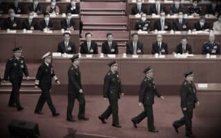 Hàng ngũ các sĩ quan quân đội Trung Quốc di chuyển trong một sự kiện, tượng trưng cho sự thay đổi nhân sự và các cuộc đấu đá quyền lực nội bộ.