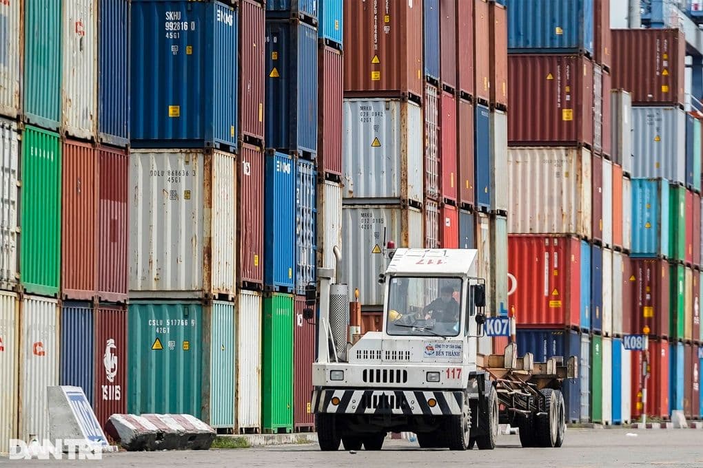 Hàng nghìn container hàng hóa ùn ứ tại cảng, biểu tượng cho nút thắt trong dòng chảy thương mại do Nghị định 46/2026.