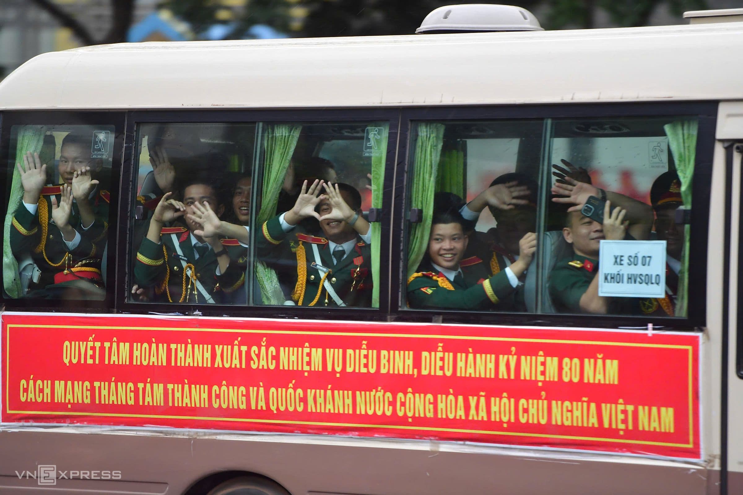 Hàng nghìn người dân đội mưa kiên nhẫn theo dõi buổi tổng duyệt diễu binh trên vỉa hè Hà Nội.