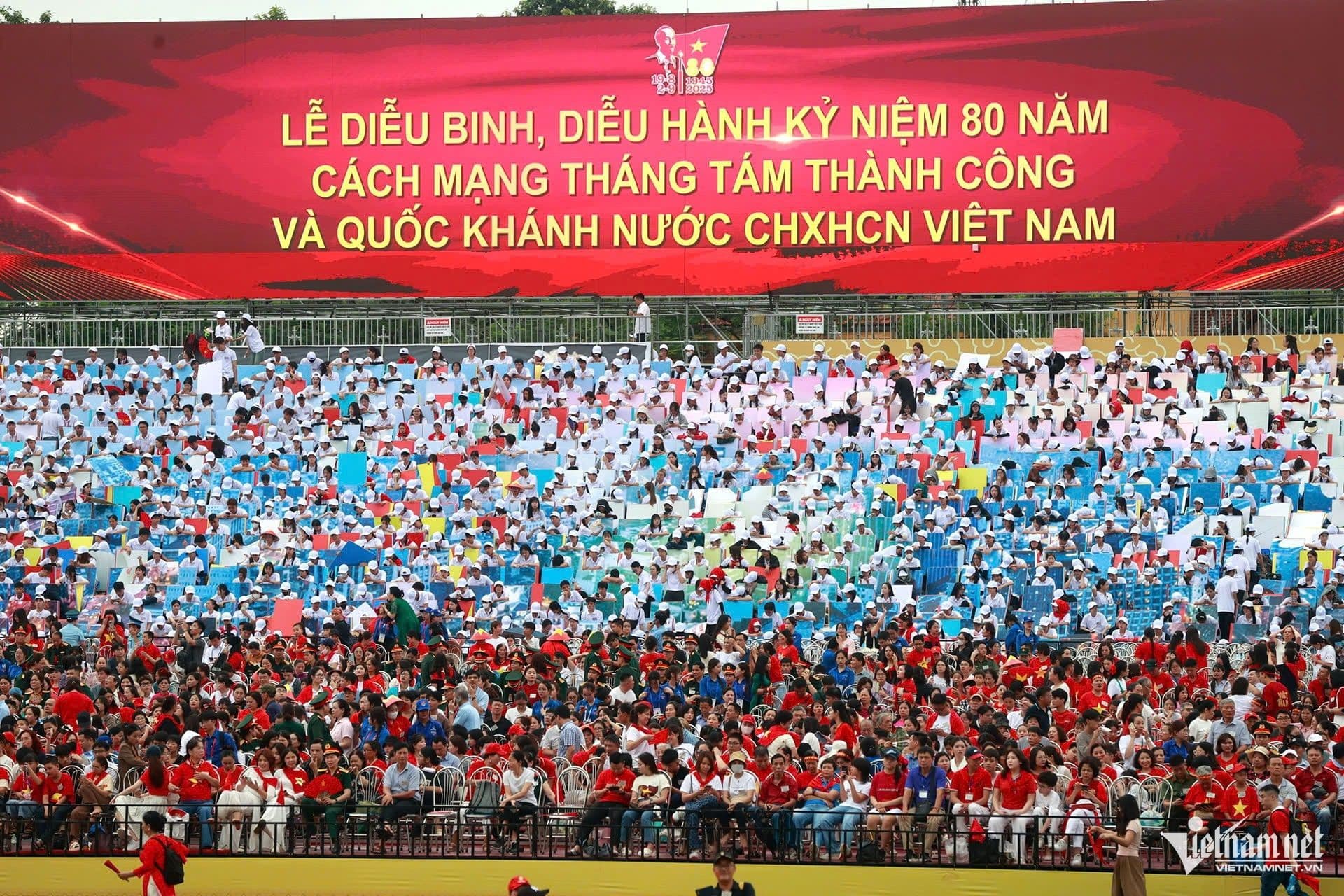 Hàng nghìn người tham gia khối xếp hình, xếp chữ, thể hiện sự đoàn kết và khát vọng phát triển của Việt Nam.