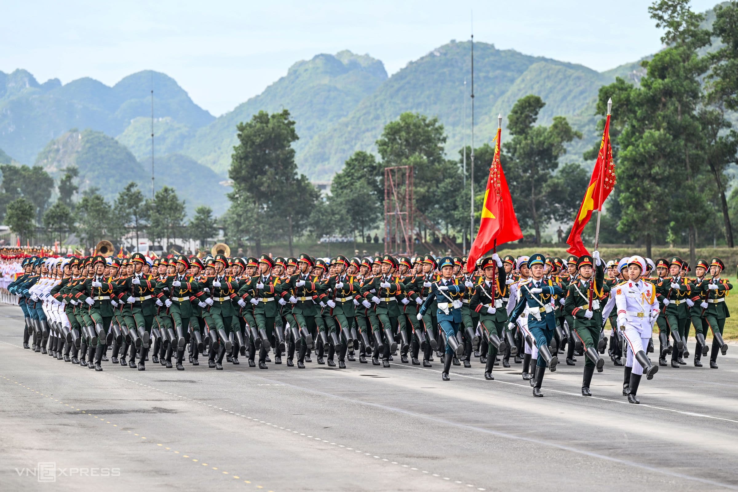 Hàng nghìn quân nhân Việt Nam diễu hành trong buổi tổng duyệt đại lễ Quốc khánh 2/9, thể hiện sức mạnh và kỷ luật.