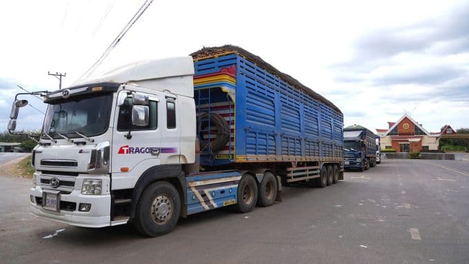 Hàng nghìn xe tải chở nông sản tươi, như khoai mì, ùn ứ tại cửa khẩu Xa Mát chờ thông quan do vướng mắc Nghị định 46/2026.