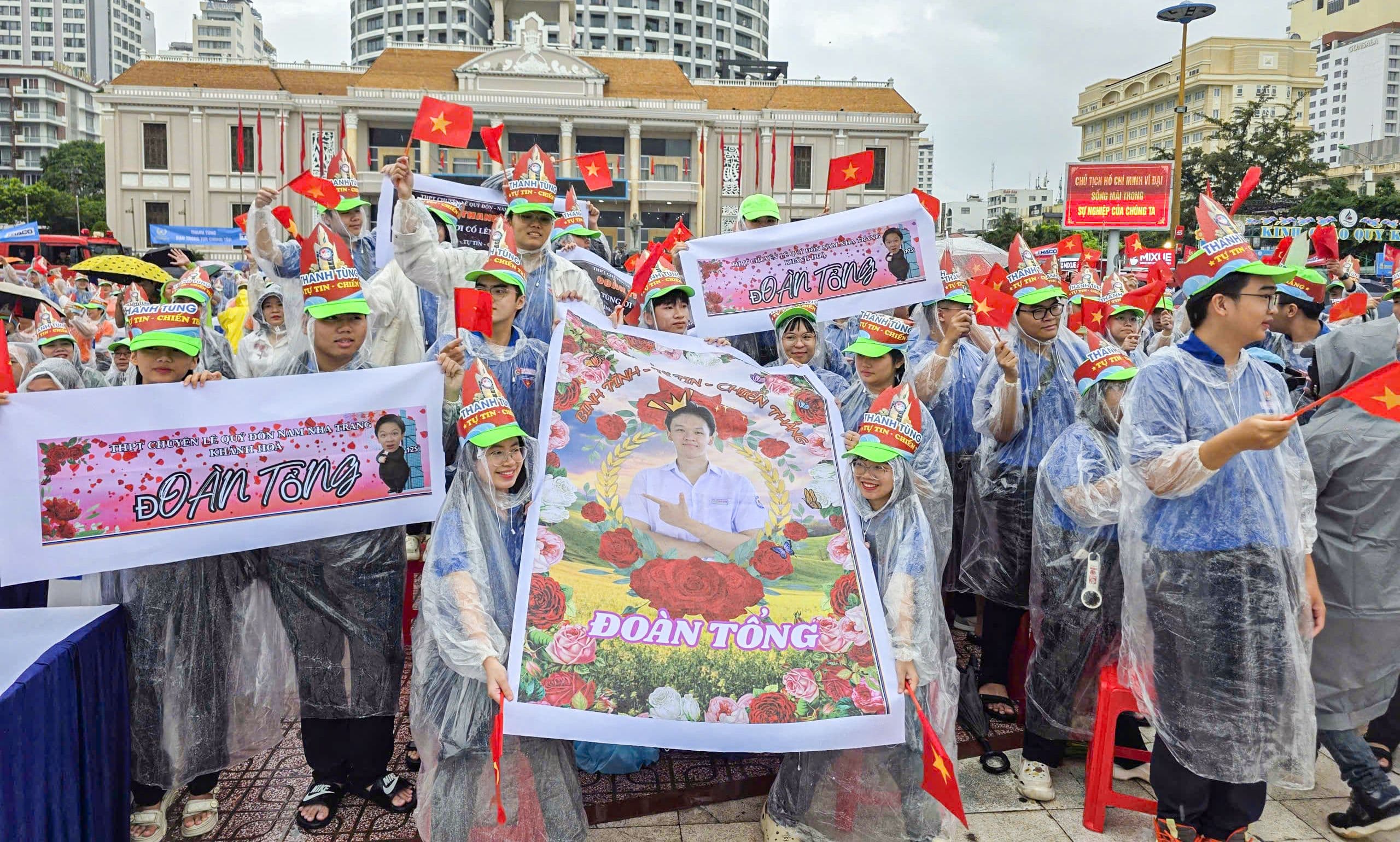 Hàng ngàn học sinh và người dân Khánh Hòa đội mưa cổ vũ cho thí sinh Đoàn Thanh Tùng tại điểm cầu chung kết Đường lên đỉnh Olympia