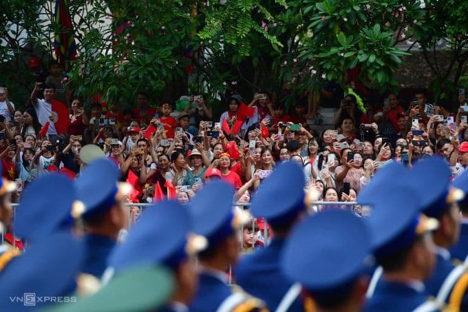 Hàng ngàn người dân hân hoan vẫy chào đoàn diễu binh, thể hiện niềm tự hào và sự đồng lòng.