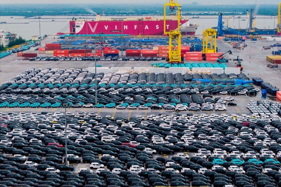 Hàng ngàn xe điện VinFast đang chờ xuất khẩu tại cảng, biểu tượng cho tham vọng vươn ra thế giới của Việt Nam.