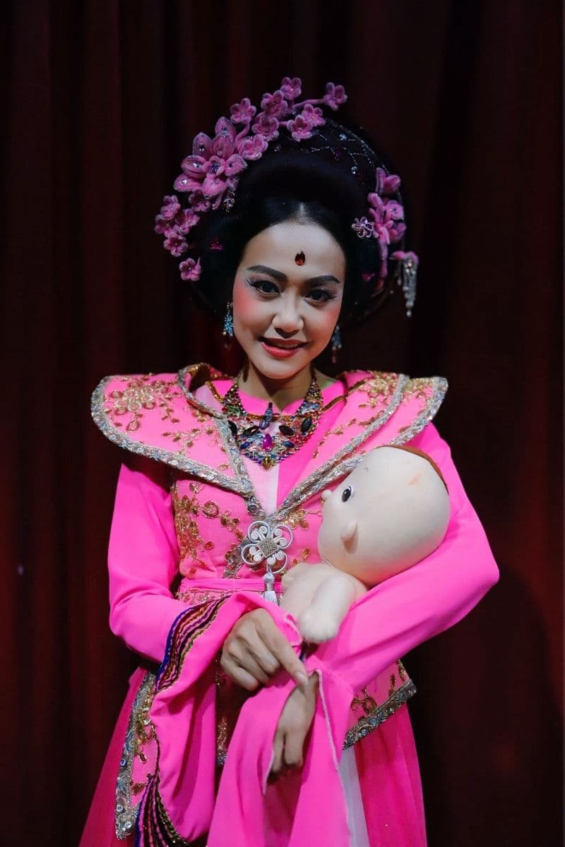 Hồng Ánh hóa thân vào nhân vật trên sân khấu kịch, thể hiện niềm đam mê với 'thánh đường' nghệ thuật.