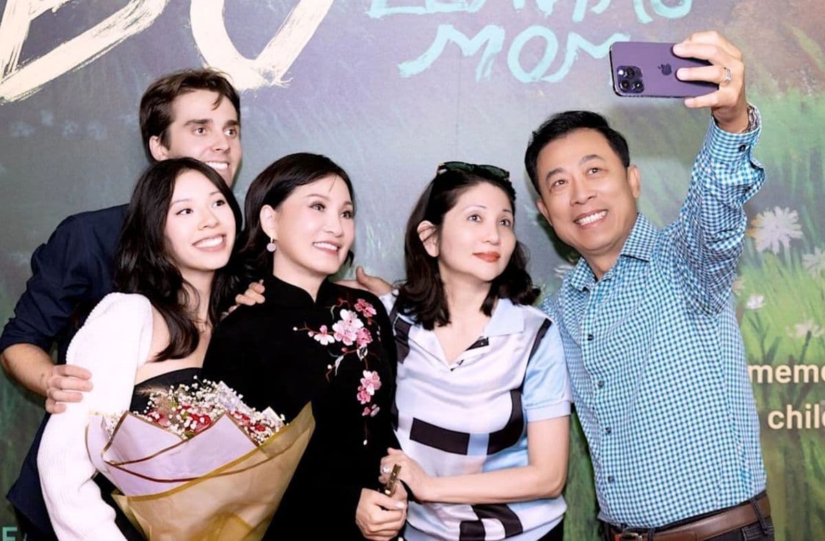 Hồng Đào cùng con gái và đoàn làm phim tại sự kiện ra mắt phim "Mang Mẹ Đi Bỏ".