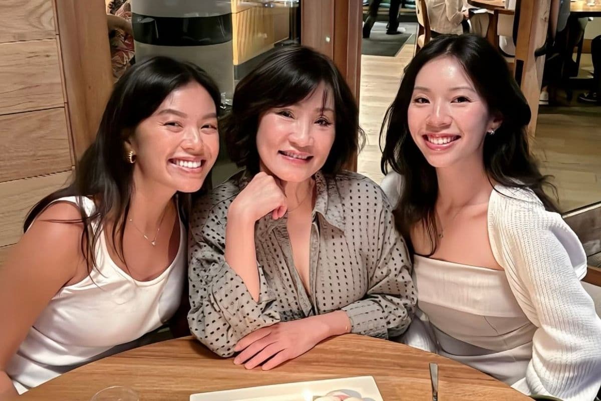 Hồng Đào và hai con gái Vicky Phương Vân, Sophia Minh Châu hạnh phúc bên nhau.
