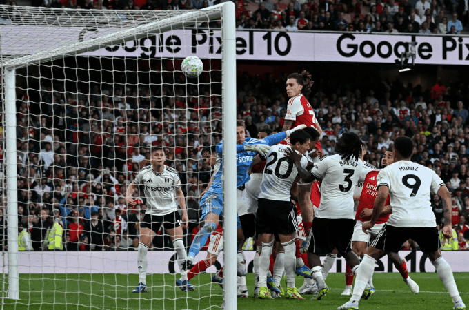 Hàng phòng ngự Fulham kiên cường cản phá pha đánh đầu của đối thủ, thể hiện bản sắc chiến đấu.