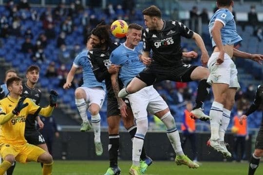 Hàng phòng ngự Lazio kiên cố, gây khó khăn cho các nỗ lực tấn công của Juventus.