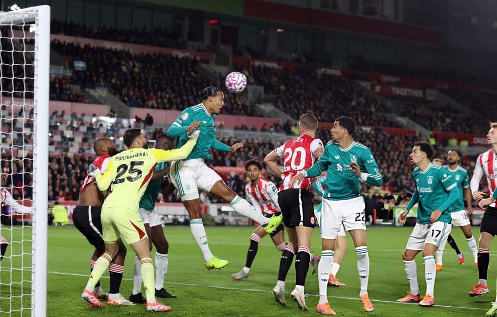 Hàng phòng ngự Liverpool với Virgil van Dijk và thủ môn Mamardashvili gặp khó khăn trước sức ép của Brentford
