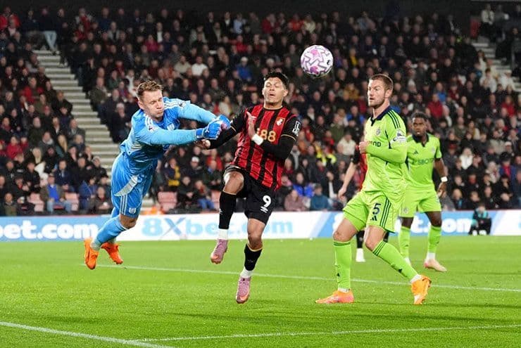 Hàng thủ Fulham dưới áp lực từ những pha tấn công của Bournemouth