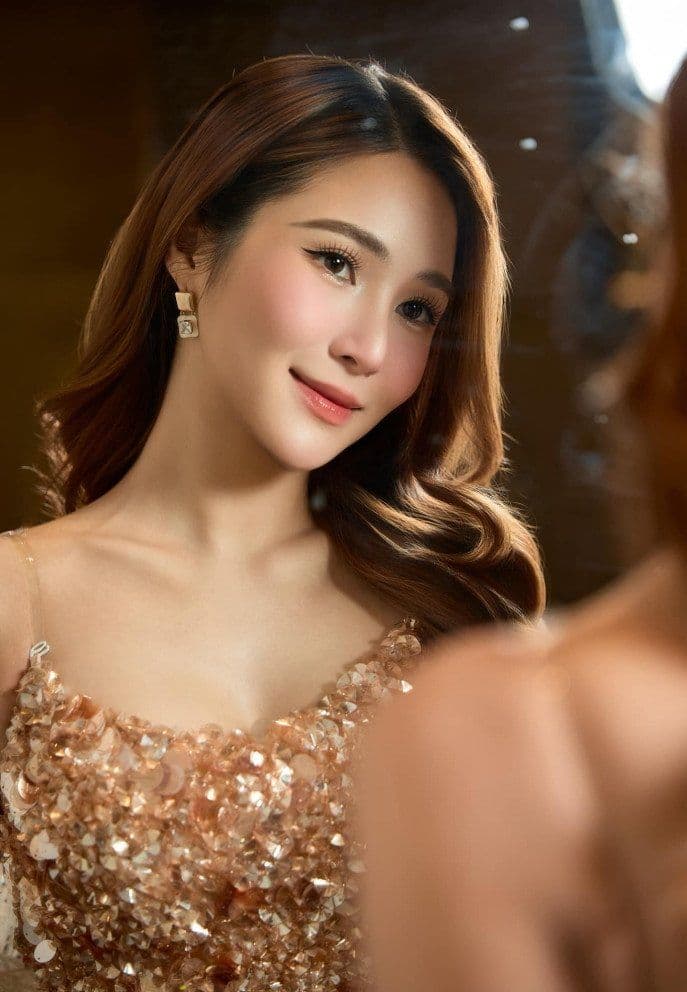 Hương Tràm nhìn vào gương, tượng trưng cho hành trình tự nhìn lại và tìm thấy bản ngã.
