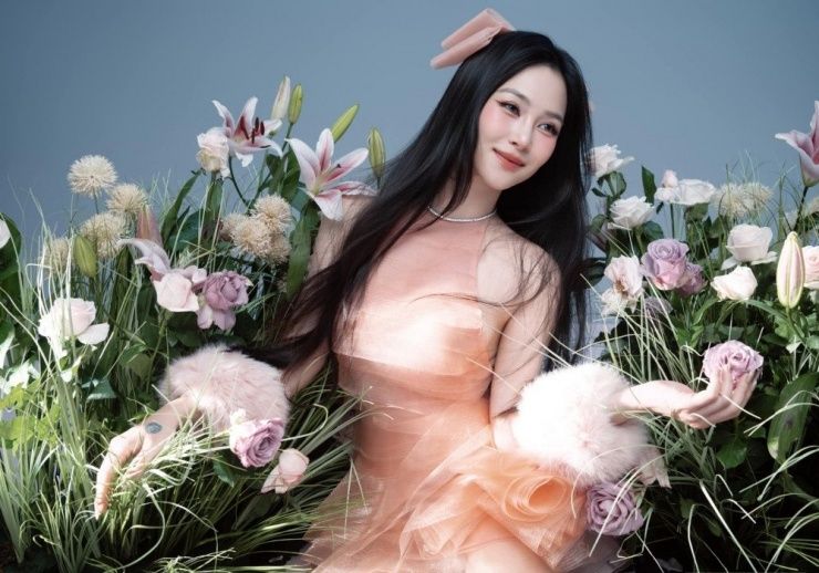 Hương Tràm tươi tắn giữa vườn hoa, biểu tượng cho sự tái sinh và bình yên sau sóng gió.