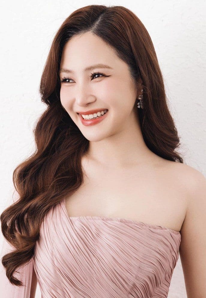 Hương Tràm tuổi 31 rạng rỡ, tìm thấy định nghĩa mới về thành công và hạnh phúc.
