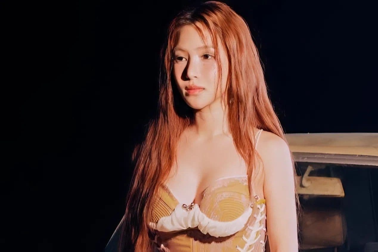 Hương Tràm với vẻ mặt suy tư, thể hiện chiều sâu nội tâm trong album Phao Cứu Sinh