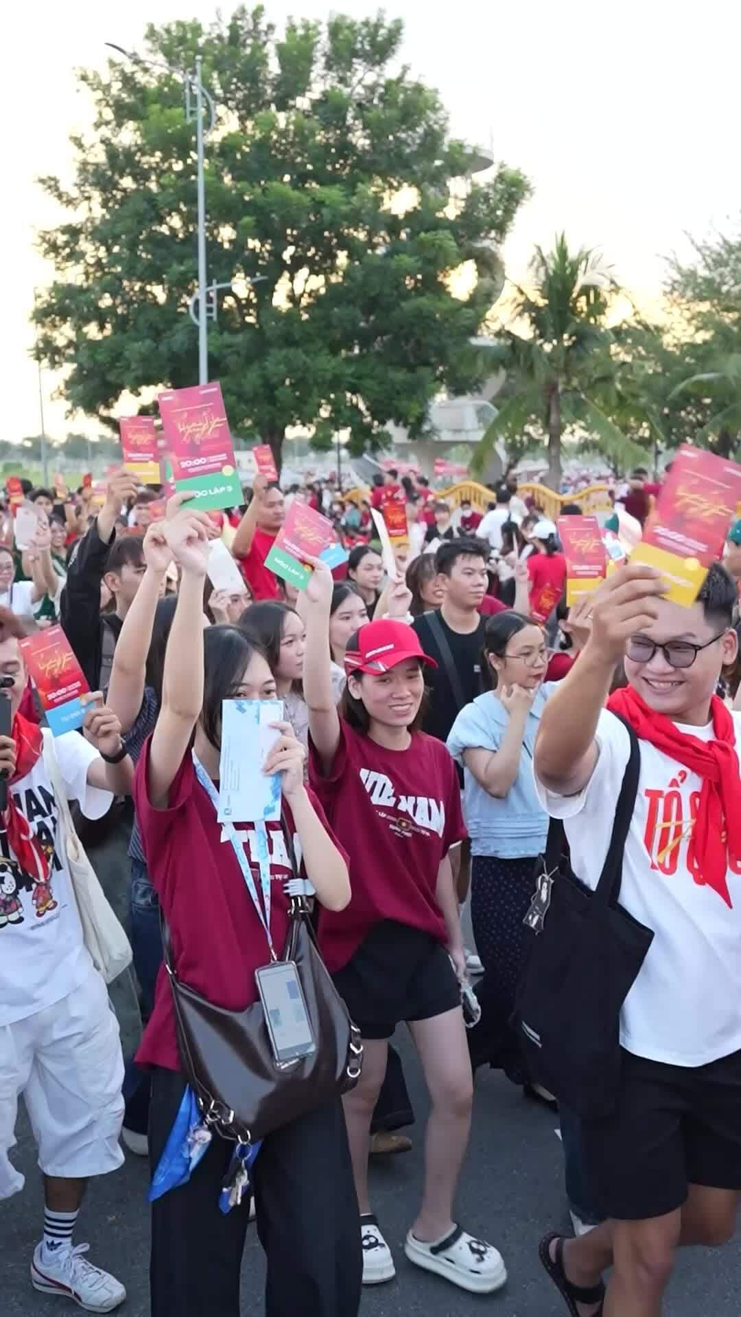 Hàng vạn khán giả đổ về sân khấu, tạo nên kỷ lục tham dự concert 'Tổ quốc trong tim'.