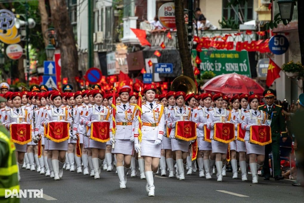Hàng vạn người dân tập trung trên đường Nguyễn Thái Học và Hùng Vương chờ xem tổng duyệt diễu binh, diễu hành.
