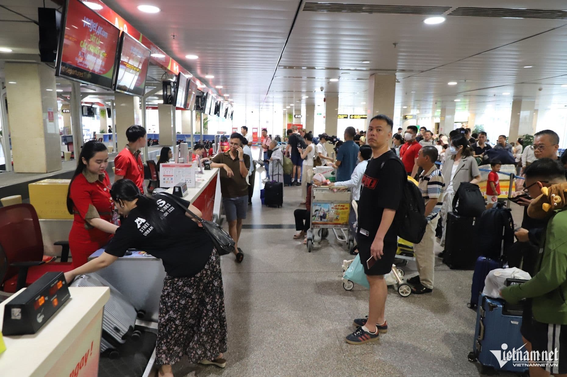 Hành khách đông đúc tại khu vực làm thủ tục sân bay Tân Sơn Nhất trong dịp cao điểm.