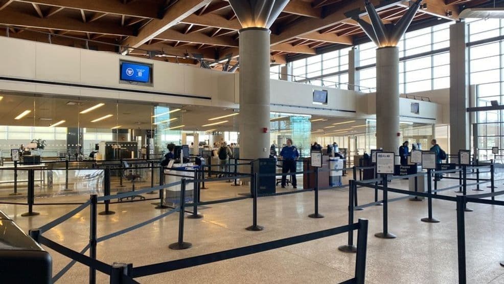 Hành khách tại điểm kiểm tra an ninh sân bay của TSA, nơi sẽ áp dụng phí xác minh danh tính 45 USD.