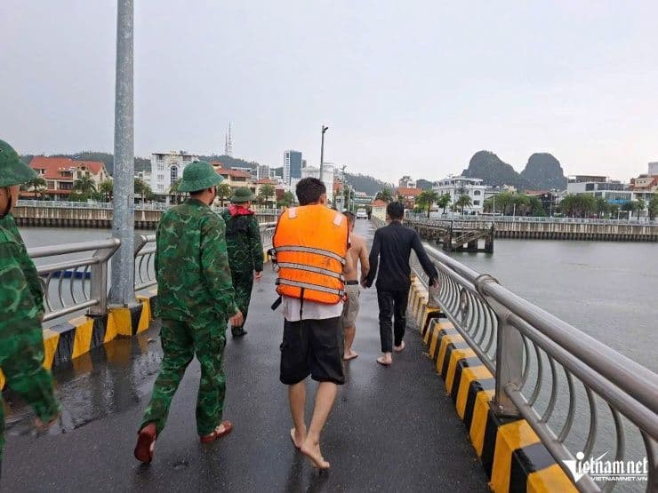 Hành khách và thuyền viên may mắn được cứu sống đang được đưa về bờ để chăm sóc y tế