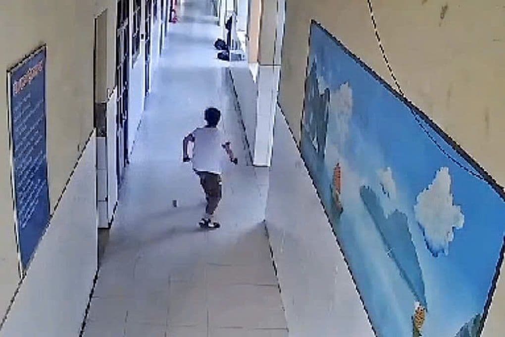 Hình ảnh camera an ninh ghi lại cảnh nam sinh chạy trong hành lang trường học, liên quan vụ tấn công bạn bè ở Thạnh An.