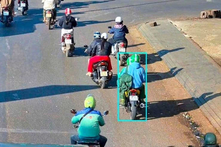 Hình ảnh camera an ninh ghi lại cảnh nghi phạm cướp ngân hàng Gia Lai tẩu thoát trên xe máy.