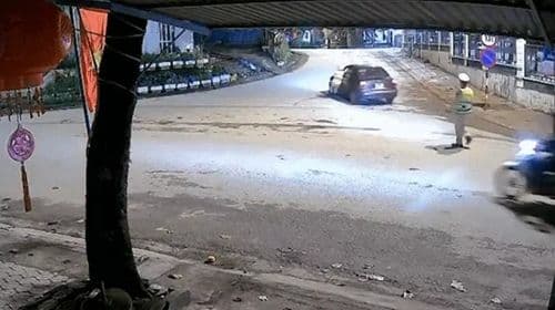 Hình ảnh camera ghi lại vụ việc tài xế lái ô tô kéo lê cảnh sát giao thông, minh họa hành vi lái xe nguy hiểm.